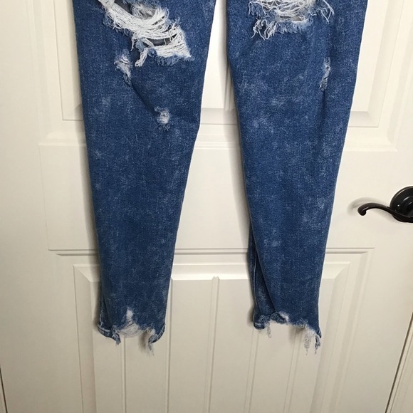 American Eagle Ripped Mom Jeans Size 4. - Picture 4 of 10